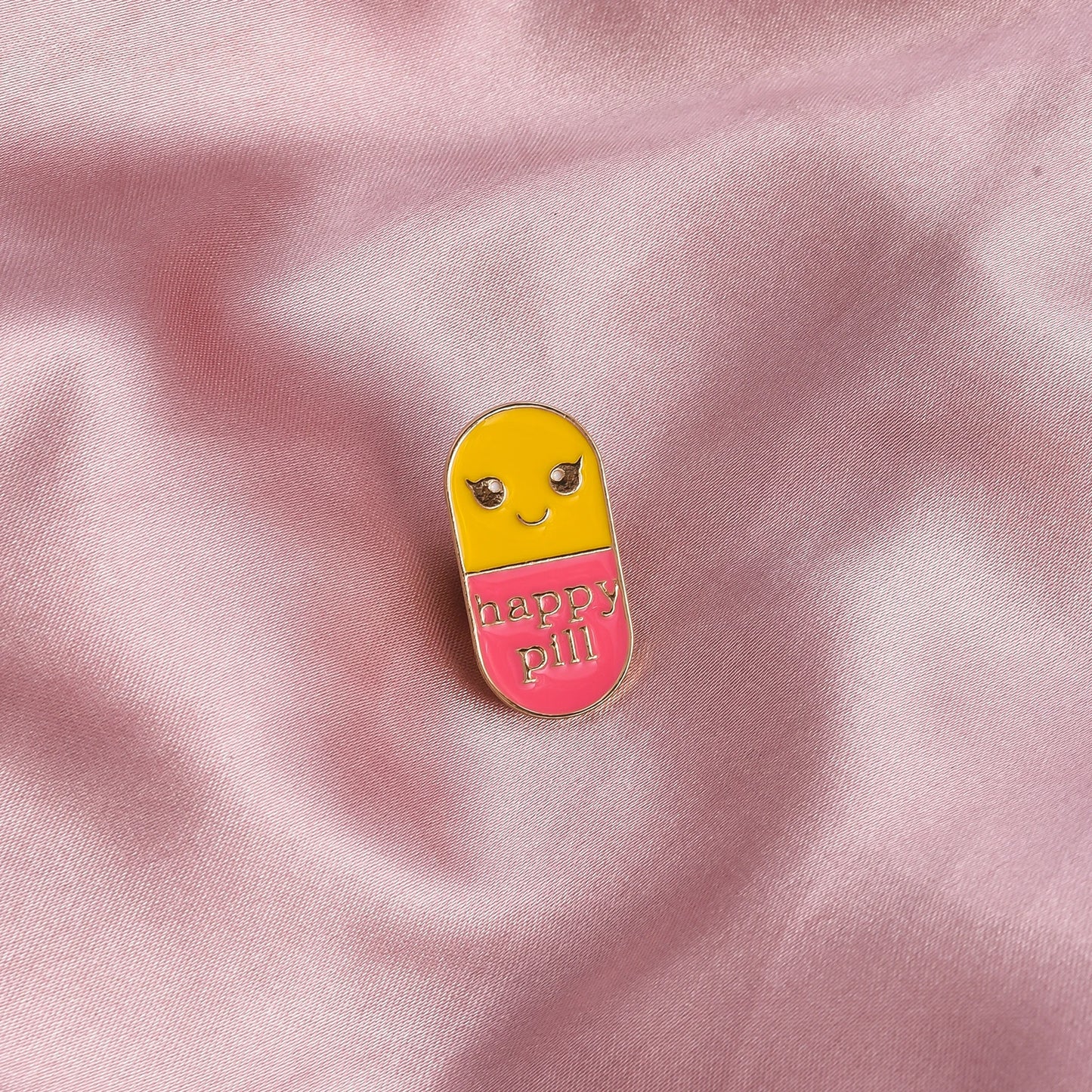 Cute Smile Pills Capsule Enamel Brooch Medical Fun Jewelry for Nurse Doctor Graduation Student Jacket Pins Badge Accessories