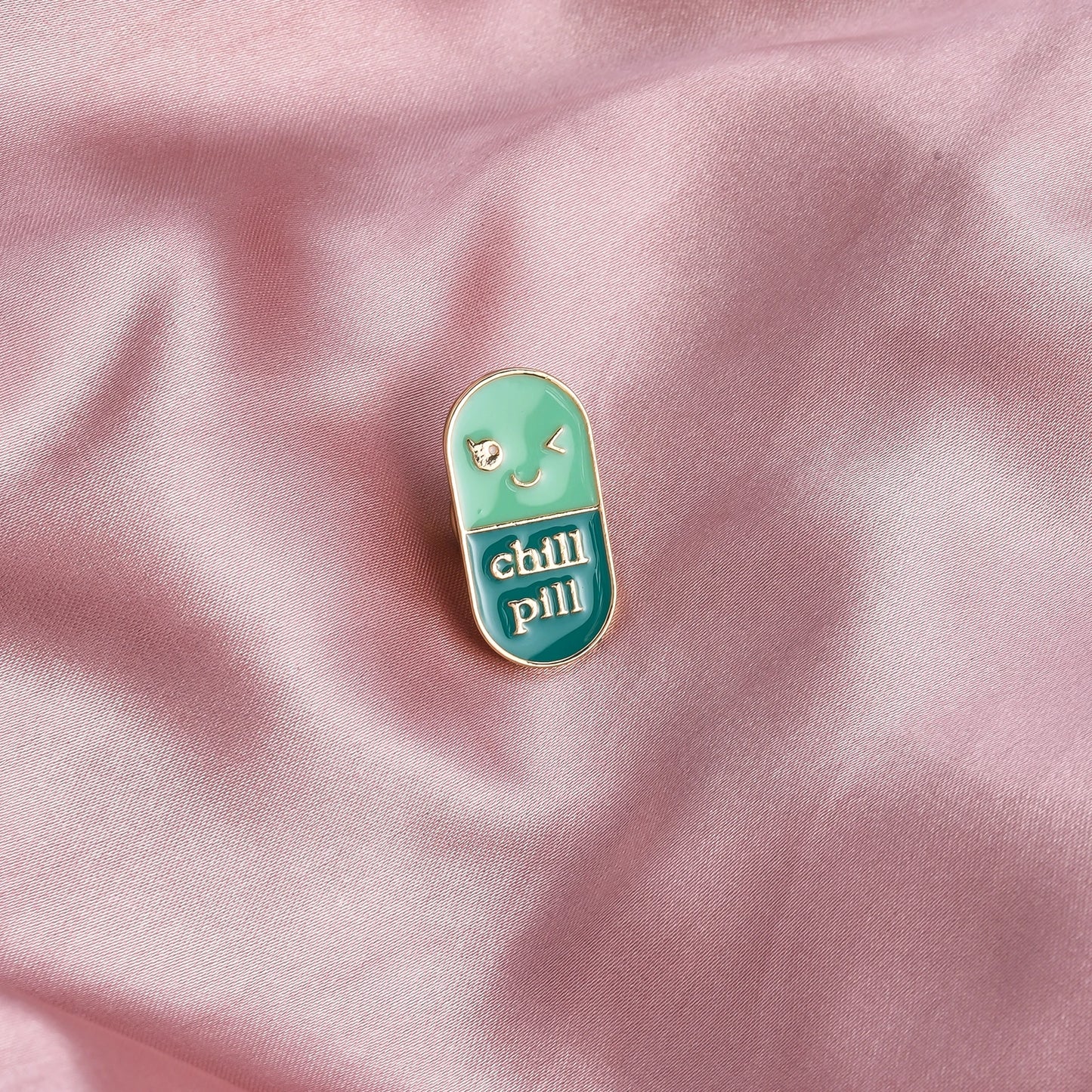 Cute Smile Pills Capsule Enamel Brooch Medical Fun Jewelry for Nurse Doctor Graduation Student Jacket Pins Badge Accessories